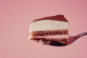 ai generiert Stück von Tiramisu auf ein Löffel auf ein Pastell- Rosa Hintergrund foto