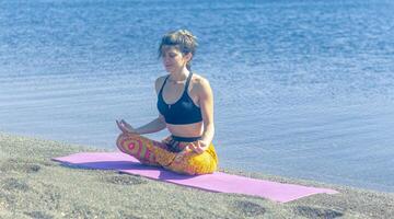 Person tun Yoga Übung auf das Strand, Person entspannend auf das Strand, Personn tun Yoga foto