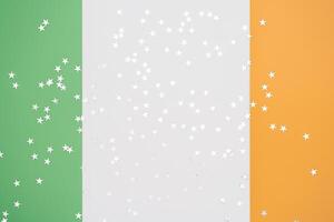 irisch Flagge gemacht von Farbe Papier mit Silber Star Konfetti foto