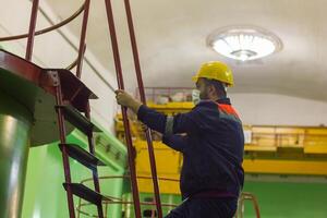 industriell Arbeiter mit Gelb Helm beim das Arbeit foto