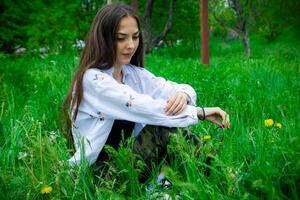 Frau im das Park, jung Frau im das Garten foto