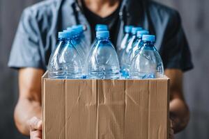 ai generiert Person halten Karton Box von Plastik Flaschen mit ai generiert. foto