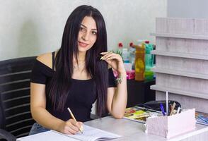 ziemlich jung Frau Arbeiten im Büro, Büro Mädchen beim das Arbeit foto