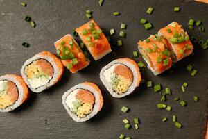 schwarz Teller mit Sushi und Grün Zwiebeln foto