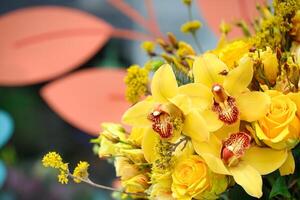 beschwingt Strauß von Gelb und rot Blumen auf Tabelle foto