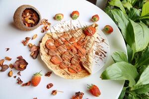 Weiß Teller mit Kuchen, Nächster zu Obst Schüssel foto