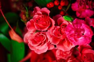 Rosa und rot Blumen im Vase foto