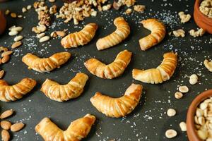 sortiert Croissants vereinbart worden auf Tabelle foto