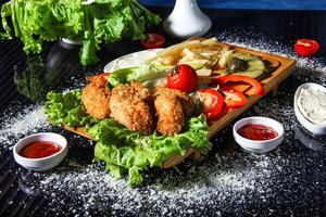 frisch Grüner Salat und Tomate Salat auf ein Teller foto