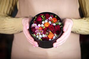 Person halten Schüssel von Blumen, Kopieren Raum foto