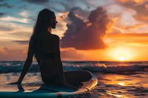 ai generiert Silhouette von Surfer Frau beim Sonnenuntergang mit ai generiert. foto