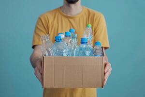 ai generiert Person halten Karton Box von Plastik Flaschen mit ai generiert. foto