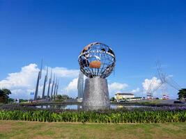 Makassar, Indonesien - - Februar 7., 2023 - - Globus Monument beim Center Punkt von Indonesien Makassar foto