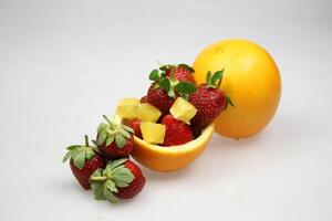 ein Obst Schüssel mit Erdbeeren, Orangen, und Scheibe von Star Obst foto