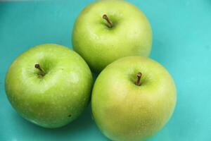 ein Stapel von drei Grün Äpfel foto