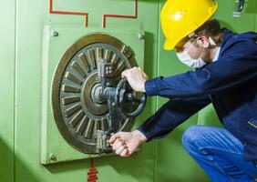 industriell Arbeiter mit Gelb Helm beim das Arbeit foto