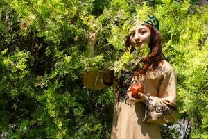 Armenisch jung Frau im traditionell Kleider im das Natur im Sommer- foto