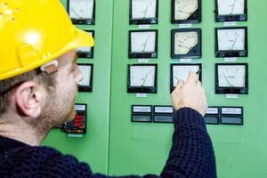 industriell Arbeiter beim das Arbeit im Fabrik foto