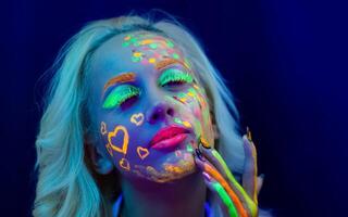 Porträt von ein Frau mit gemalt Gesicht, Frau mit uv bilden im Studio, Porträt von ein Frau im Karneval Maske, das Frau ist dekoriert im ein ultraviolett Pulver foto