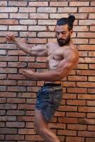 Bodybuilder Ausbildung seine Muskeln im Fitnessstudio, Bodybuilder Ausbildung mit Hantel foto