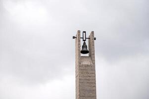 Weißrussland, Minsk, März 2023. das Denkmal Komplex von das Dorf von khatyn. Kamin mit ein Glocke. foto