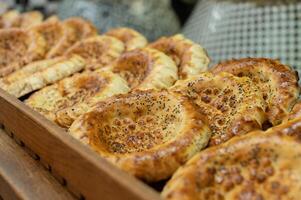 frisch Armenisch Brot Lügen auf das Schalter, Kuchen mit Sesam Saat im das Tandoor foto