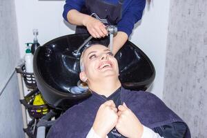 Person im das Spa Salon, Frau im Schönheit Salon foto