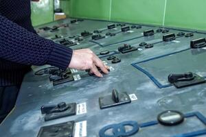 industriell Arbeiter beim das Arbeit im Fabrik foto