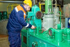 industriell Arbeiter beim das Arbeit foto