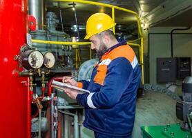 industriell Arbeiter beim das Arbeit foto