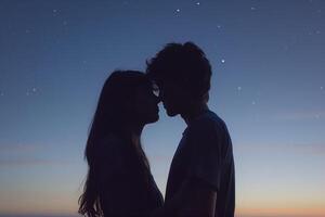 ai generiert Silhouette von ein romantisch Paar Umarmen unter sternenklar Nacht Himmel foto