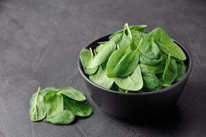 frisch Spinat Salat auf Beton Tische. foto