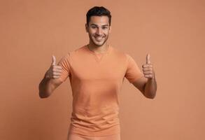 ai generiert zuversichtlich Mann im ein Pfirsich Polo Hemd gibt doppelt Daumen hoch, seine Haltung und Lächeln Anzeige Positivität. foto