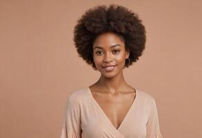 ai generiert ein anmutig Frau mit ein natürlich afro Frisur, tragen ein Licht V-Ausschnitt Spitze, Pfirsich Hintergrund. ihr heiter Ausdruck schlägt vor Eleganz und Vertrauen. foto