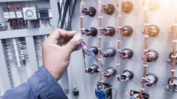 Überprüfung das elektrisch Leistung auf das Steuerung Panel mit ein Prüfung Stift. foto