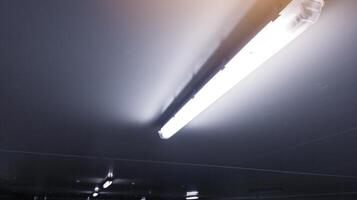 Nahansicht von ein Installation ein lange LED Licht Birne auf das Dach oben Gang Zimmer. foto