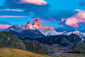 Aussicht von montieren fitz Roy im das Morgen Sonnenlicht beim el chalten Dorf im das los Gletscher National Park, Argentinien foto