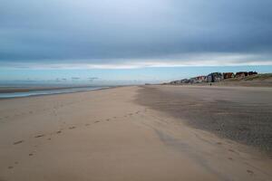 das Küste beim niedrig Tide mit Strand im das früh Morgen von de haan, Belgien foto