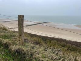 Zaun auf das Dünen beim das Norden Meer im zeeland Niederlande foto