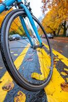 ai generiert bunt Herbst Szene mit Fahrrad Reifen auf blattbedeckt Straße foto