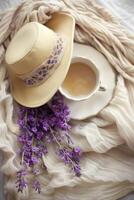 ai generiert elegant Sommer- Hut und Kaffee auf ein gekräuselt Stoff Hintergrund foto