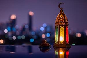 laterne und kleiner teller mit datteln obst mit nachthimmel und stadt bokeh heller hintergrund für das muslimische fest des heiligen monats ramadan kareem. foto