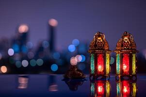 zwei Laternen und klein Teller von Termine Obst mit Nacht Himmel und Stadt Bokeh Licht Hintergrund zum das Muslim Fest von das heilig Monat von Ramadan karem. foto