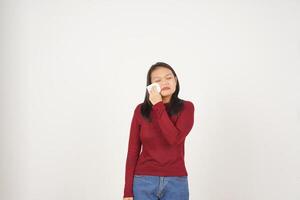 jung asiatisch Frau im rot T-Shirt traurig Weinen isoliert auf Weiß Hintergrund foto
