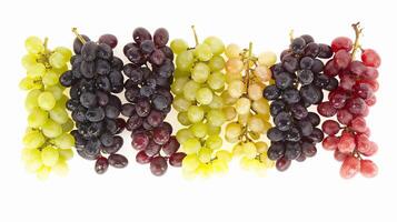 ai generiert Cluster von saftig Trauben eine solche wie rot Grün oder schwarz Sorten, generativ ai, Hintergrund Bild foto