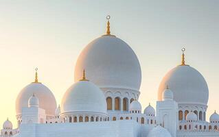 ai generiert tolle Moschee unter ein makellos Blau Himmel foto