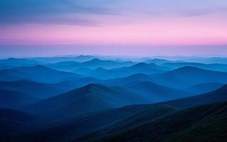 ai generiert Sonnenuntergang Über neblig Blau Berge und Wald foto