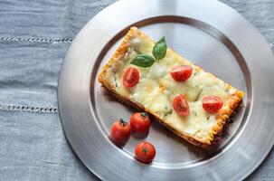 Lasagne auf das Metall Teller oben Aussicht foto