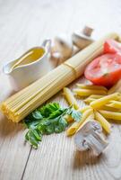 Spaghetti und Penne mit Nudelzutaten foto