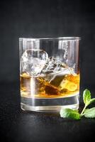 Glas von Rum auf das dunkel Hintergrund foto